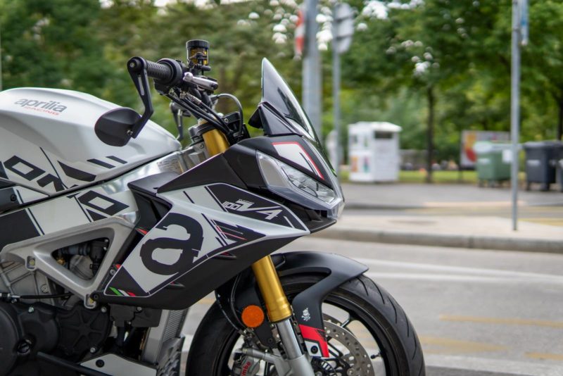 aprilia-tuono-v4-1100-glacier-white-14