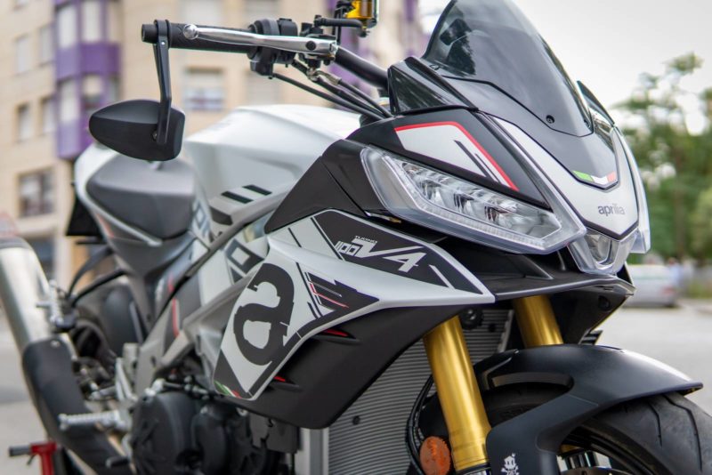 aprilia-tuono-v4-1100-glacier-white-13