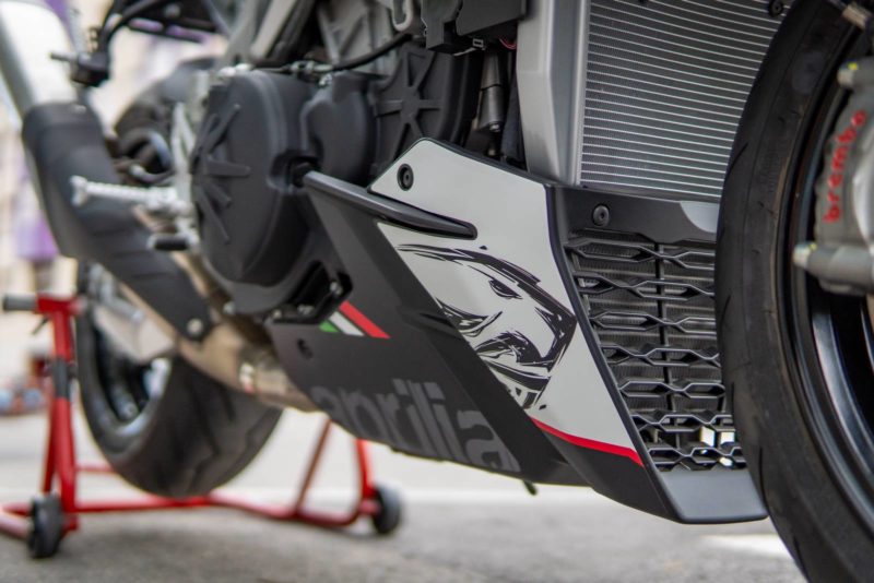 aprilia-tuono-v4-1100-glacier-white-12