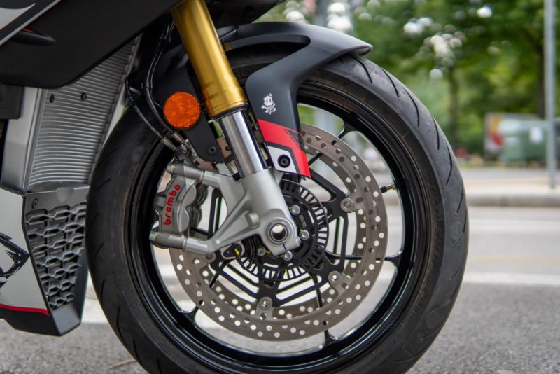 aprilia-tuono-v4-1100-glacier-white-11
