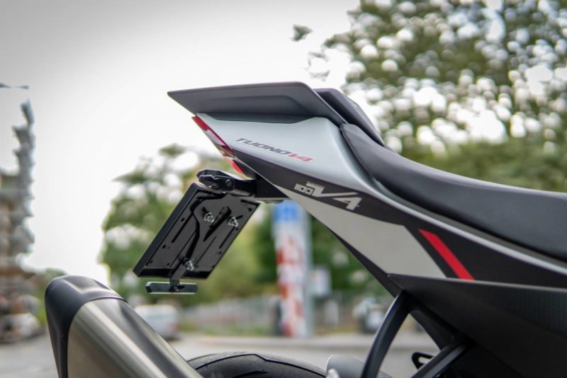 aprilia-tuono-v4-1100-glacier-white-8