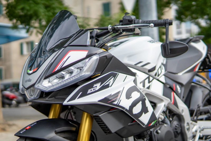 aprilia-tuono-v4-1100-glacier-white-5